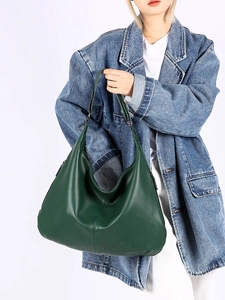 Détail du sac hobo vert foncé avec texture grainée litchi et large bandoulière
