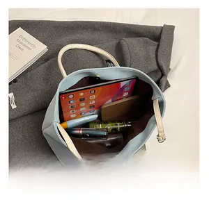 Vista superior del bolso tote de mezclilla grande con interior espacioso y capacidad real