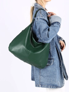 Détail du grand sac hobo vert forêt en cuir grainé avec boucle en métal pour femmes