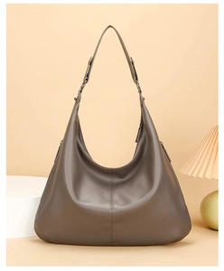 Détail du grand sac cabas en cuir taupe avec une couture verticale élégante