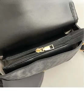 Gros plan sur la fermeture éclair dorée lisse et la doublure de ce sac bandoulière tendance