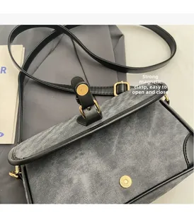 Détail du sac bandoulière gris avec fermeture magnétique puissante et bordure en cuir noir