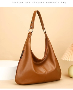 Détail du sac hobo en cuir marron grainé avec fermeture éclair latérale et boucle
