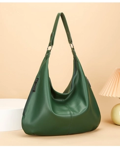 Détail du grand sac cabas en cuir grainé vert foncé avec fermetures éclair décoratives