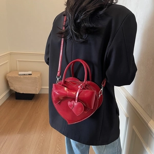 Sac à bandoulière chic en forme de cœur rouge brillant avec grand nœud pour femmes
