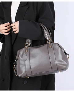 Détails du sac Boston en cuir gris foncé avec rivets dorés et poignées doubles