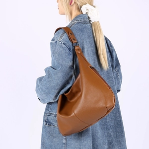 Sac fourre-tout minimaliste en cuir marron avec large bandoulière pour femme élégante