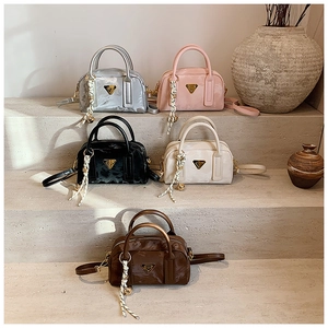 Gros plan de sacs Boston premium en cinq couleurs avec texture marbre et logo en métal