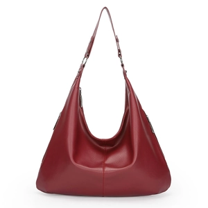 Grand sac hobo minimaliste bordeaux avec texture en cuir grainé et bandoulière