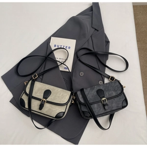 Détail à plat de sacs à bandoulière bicolores rectangulaires en gris et anthracite mat