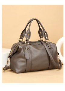 Vue détaillée du sac Boston en cuir grainé taupe avec détails dorés et bandoulière