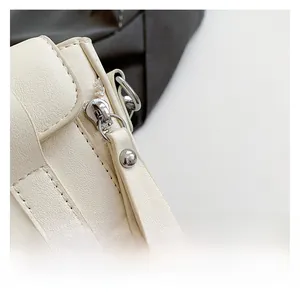 Gros plan sur la texture du cuir beige avec couture nette et tirette en métal argenté