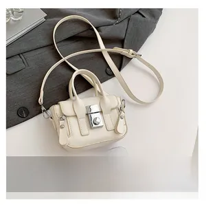 Mini sac messager avec smartphone pour comparer la taille et détails du grain