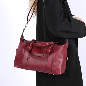 Sac à main Boston en cuir litchi bordeaux avec détails dorés et bandoulière réglable