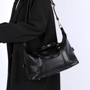 Sac Boston classique en cuir noir grainé avec garniture dorée et doubles poignées