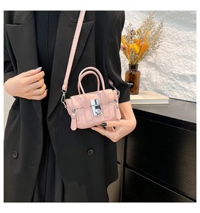 Détail du mini sac bandoulière rose avec ferrures argentées et zips décoratifs latéraux