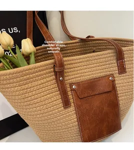 Détail du sac cabas tissé avec bandoulière en similicuir marron et poche avant à rivets