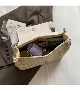 Détail de l'intérieur du sac fourre-tout tissé montrant la capacité pour accessoires