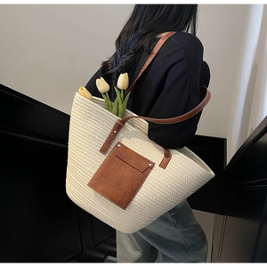 Vue détaillée du sac cabas tissé en coton avec lanières en cuir marron et poche