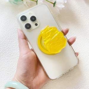 Gros plan du support de téléphone en acrylique jaune avec texture 3D effet roche sur coque
