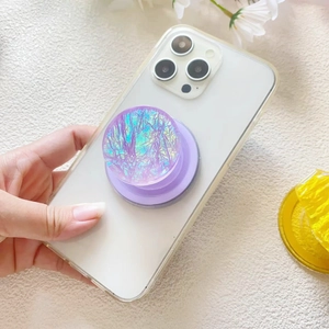 Gros plan d'un support de téléphone laser violet sur une coque de smartphone