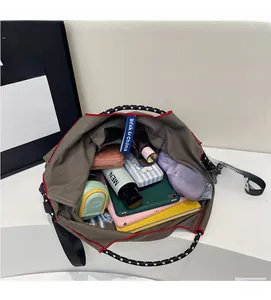 Vue de dessus d'un grand cabas en nylon gris montrant l'espace pour tablette et accessoires