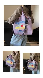 Détail du cabas en nylon violet avec broderie légumes et poignées en corde tressée