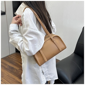 Dettaglio borsa a spalla in pelle PU marrone caramello con cinghie regolabili e finitura