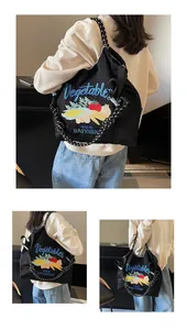 Vues détaillées du grand sac en toile noire avec broderie légumes et bandoulière à pois