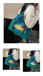 Détail du sac cabas en nylon vert avec broderie de légumes et poignée en corde tressée