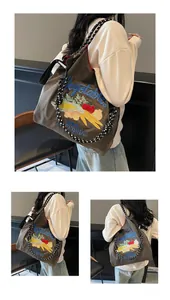 Détail d'un sac cabas en toile marron avec broderie de légumes et bandoulière en corde