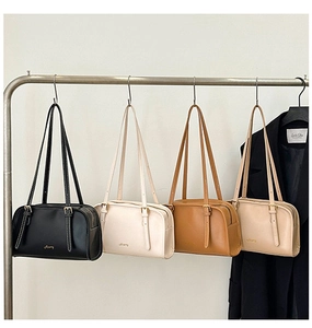 Dettaglio di borse a tracolla minimaliste nei colori nero, beige, caramello e albicocca