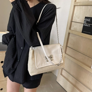 Sac à épaule tressé tendance avec rabat en cuir crème et boucle nœud argentée
