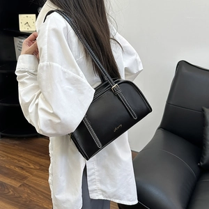 Borsa a spalla nera minimalista con cuciture bianche a contrasto e logo dorato