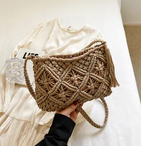 Detailansicht der Strick-Eimertasche mit Rautenmuster und langen Seitentasten