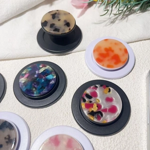 Supporti rotondi colorati in acetato per cellulari con MagSafe su tessuto strutturato