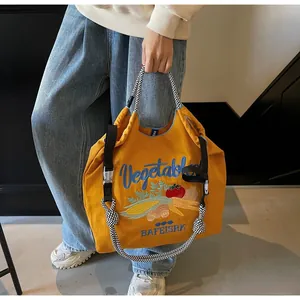 Grand sac cabas en toile jaune avec broderie légumes et bandoulière en corde tressée