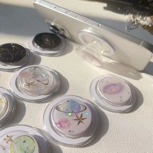 Glitzernde Galaxie-Handyhalterung mit Sternen und Planeten aus Epoxidharz-Finish