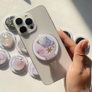 Magnetische Handyhalterung mit Glitzer-Sternen-Design auf einem weißen Smartphone
