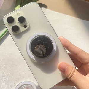 Detailansicht der planetarischen MagSafe Handyhalterung mit goldenen Sternbildern