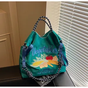 Détail du sac cabas en toile verte avec broderies légumes et anses en corde