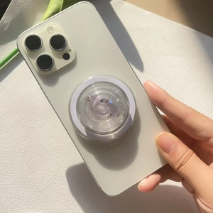 Makroaufnahme der MagSafe-Halterung mit Stern-Glitzer und natuerlichem Schatten