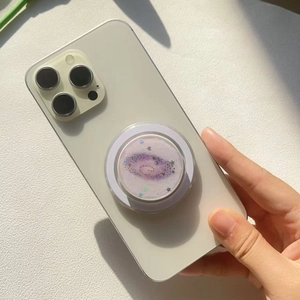 Detailansicht der lila Nebula MagSafe-Handyhalterung mit Glitzer und Stern-Pailletten