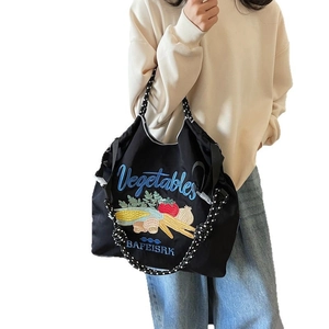 Grand sac cabas en nylon noir avec broderie de légumes et bandoulière en corde rayée