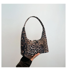 Detail of leopard print hobo bag showing the wild texture and smooth zipper closure