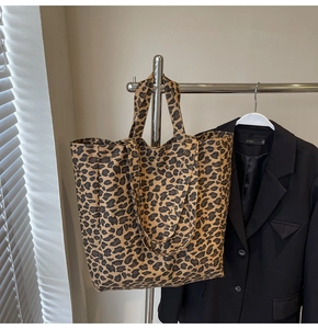 Detailed leopard print pattern on high-capacity canvas tote bag with sturdy straps