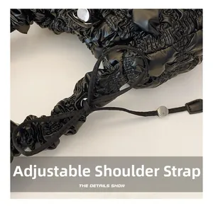 Détail de la bandoulière réglable et du cordon sur un sac nuage noir plissé