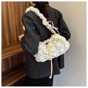 Détail du sac nuage plissé blanc avec bandoulière à volants et tissu satiné brillant