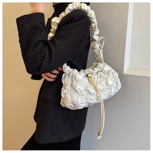 Détails du sac nuage blanc plissé avec texture satinée et boucle dorée élégante