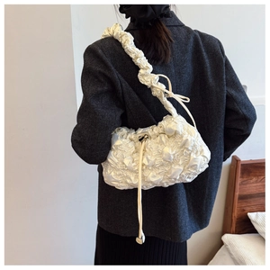 Détail du sac nuage blanc plissé avec fermoir argenté et texture de cordon